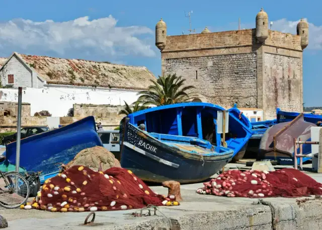 Olas junto a las murallas de Essaouira