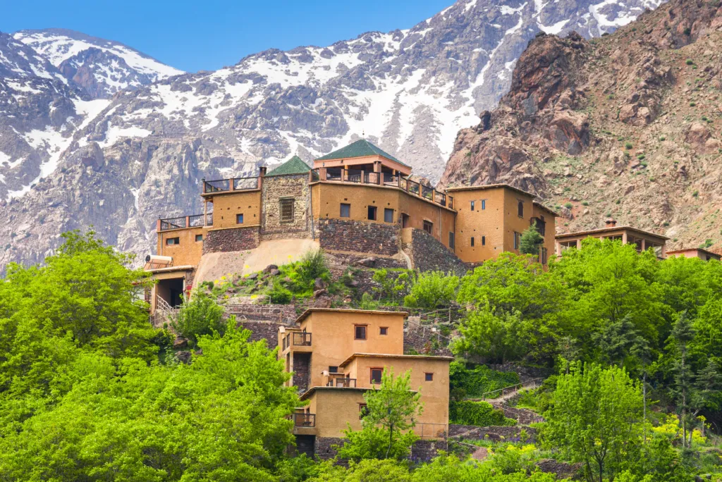 Senderista con vista del valle de Imlil